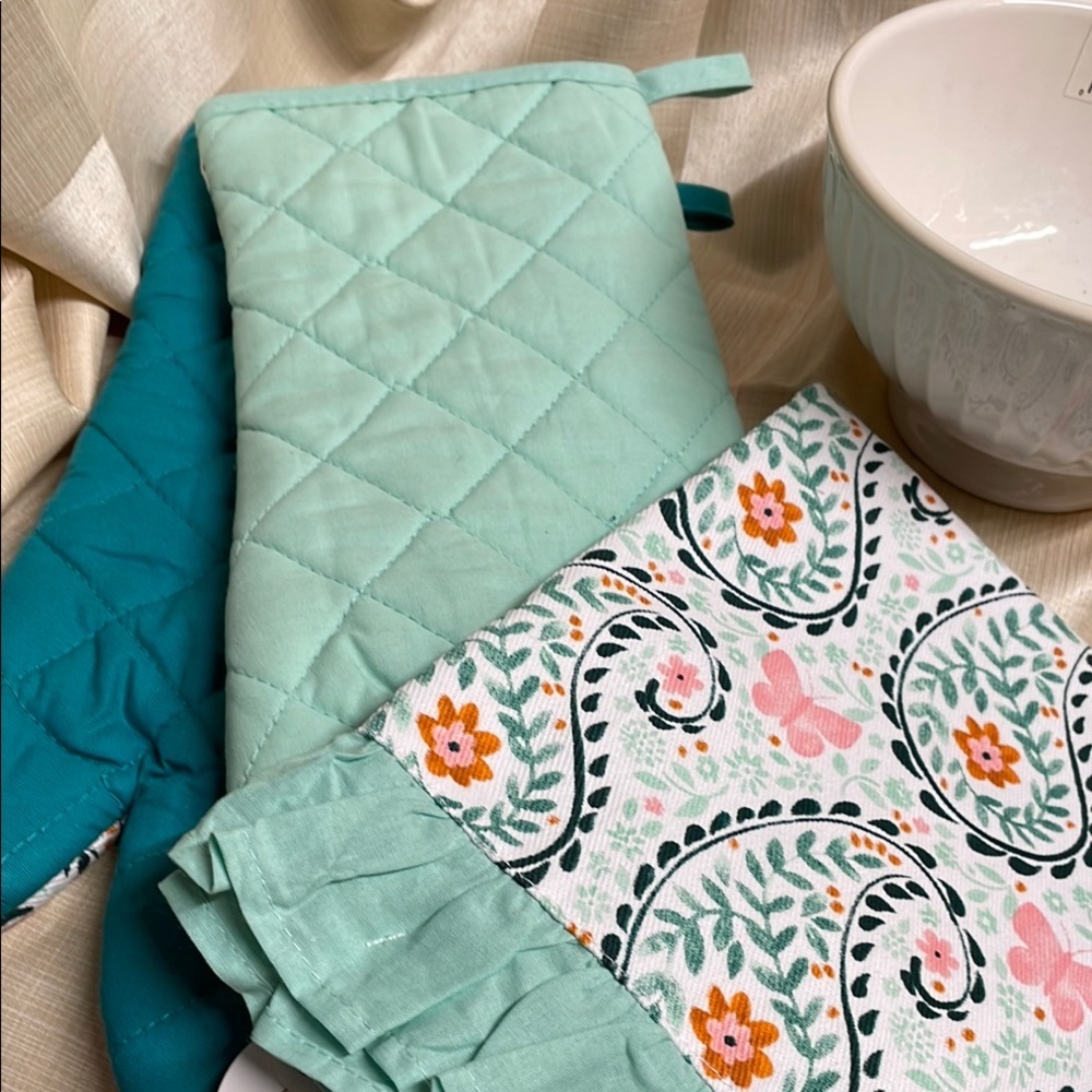 Paisley Dolly Pardon Oven Mitt Set with Lenox Mixing Bowl and Matching Apron - Picture 6 of 7